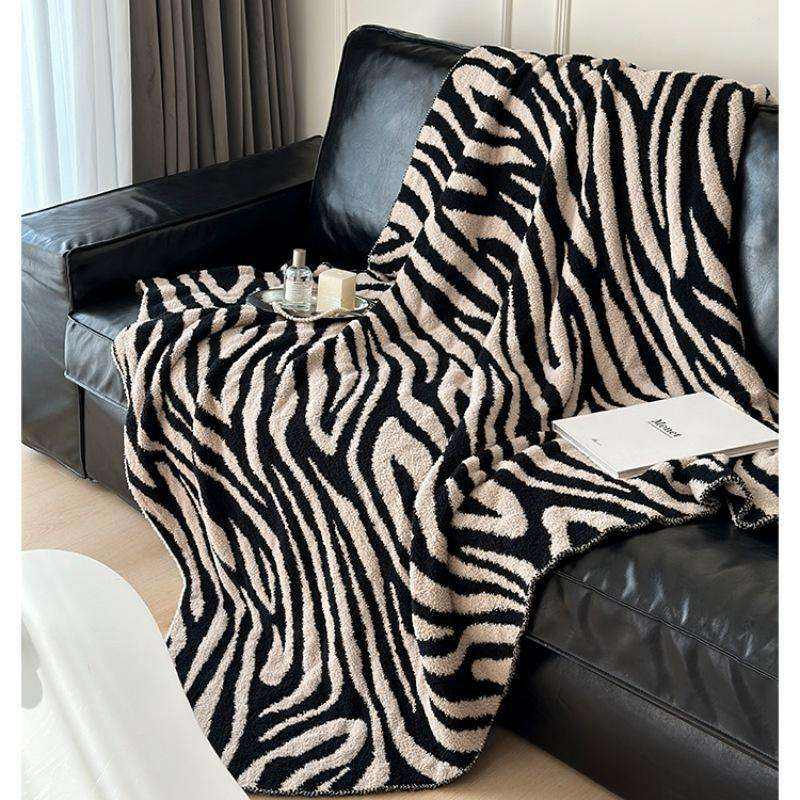 All Purpose Zebra Pattern Polyester Blanket OEM ODM Knitted Breathable for Daily Rest and Travel Skin Friendly for Hotel Home