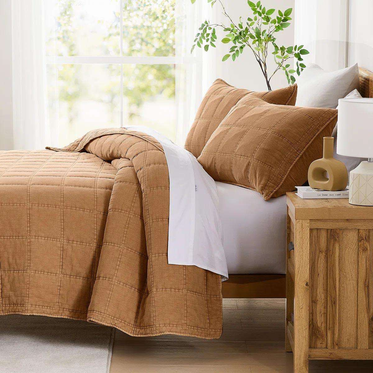 Modern Brown Quilted Quilt Bedspread Set Luxury Style Soft Breathable Fabric For King Queen Twin Bedrooms OEM ODM