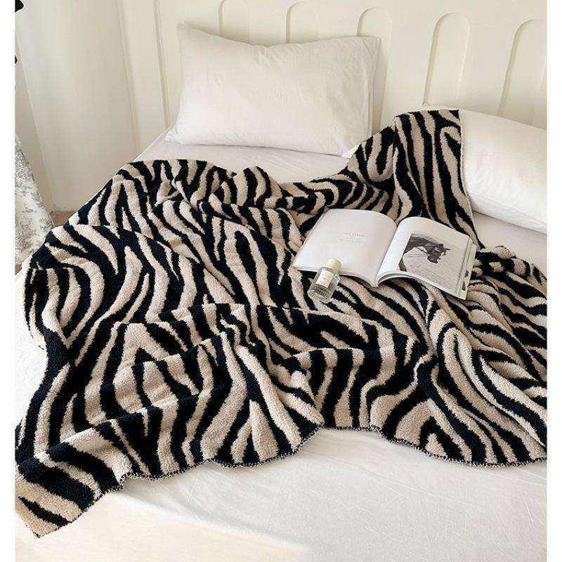 All Purpose Zebra Pattern Polyester Blanket OEM ODM Knitted Breathable for Daily Rest and Travel Skin Friendly for Hotel Home