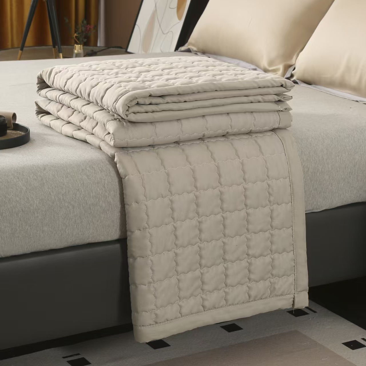 Custom OEM ODM Lightweight Cooling Summer Quilt Ultrasonic Quilting Breathable Blanket for Hotel Home Queen King Size