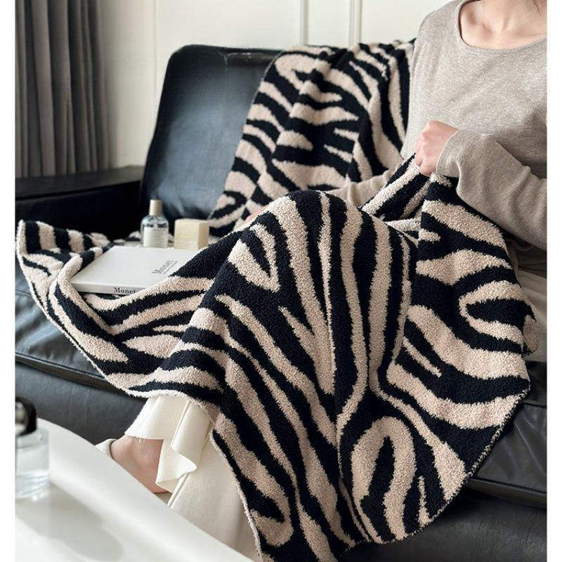 All Purpose Zebra Pattern Polyester Blanket OEM ODM Knitted Breathable for Daily Rest and Travel Skin Friendly for Hotel Home
