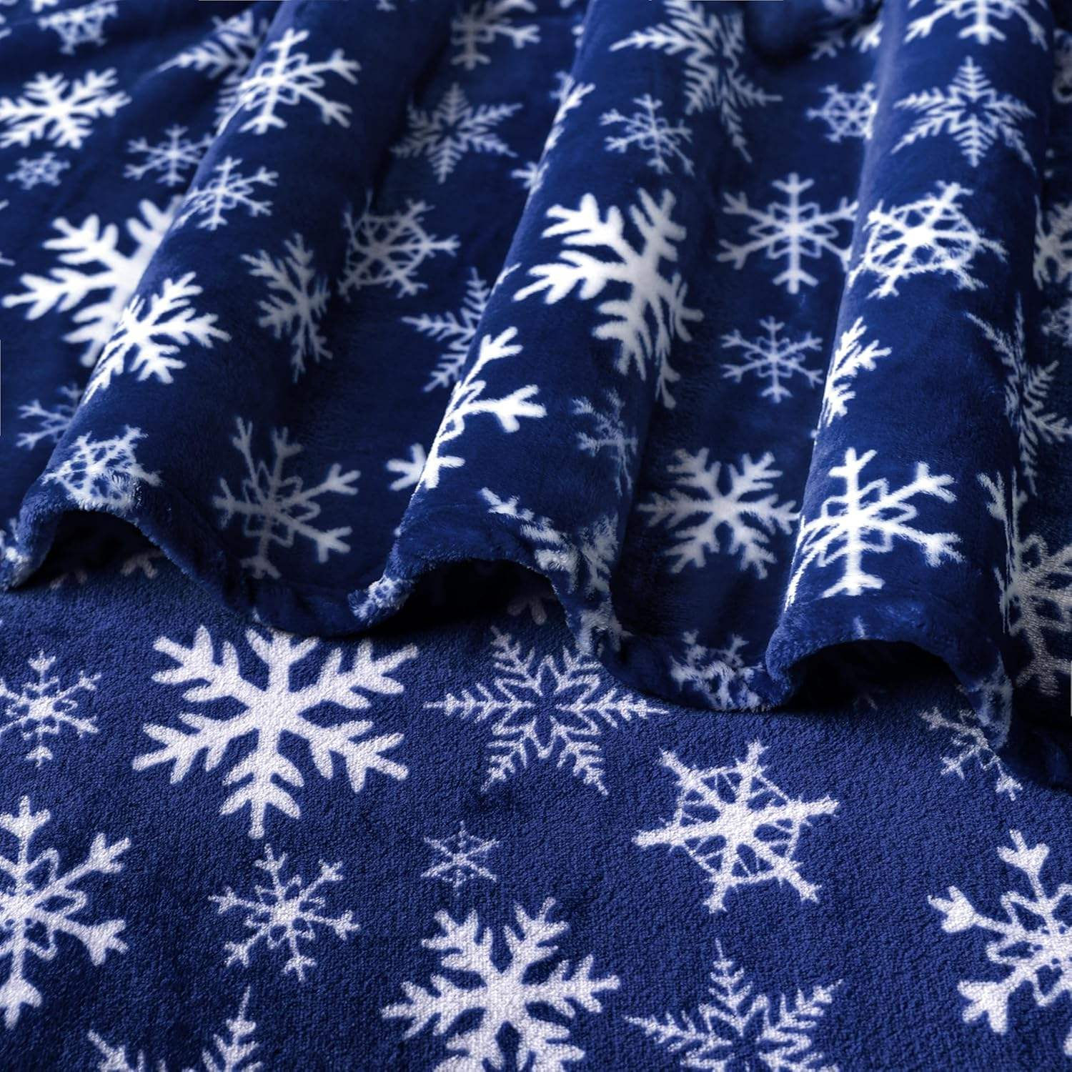 Premium Christmas Flannel Throw Blanket Snowflake Pattern Soft Breathable Warm Cozy Blanket for Daily Rest and All Season Use