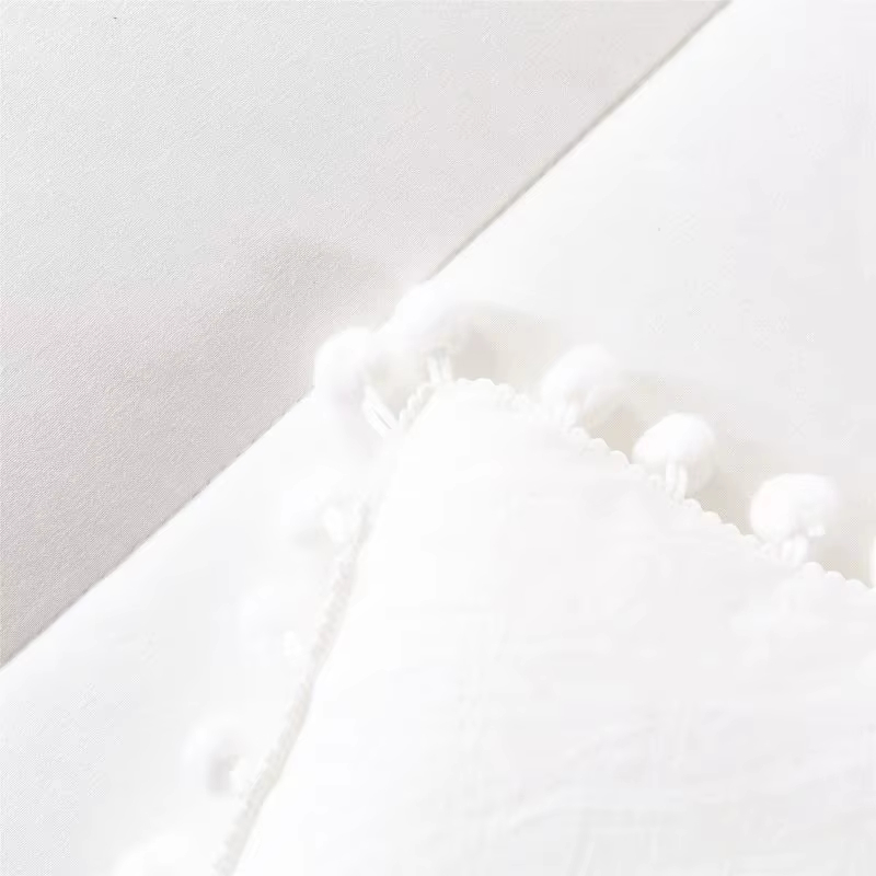 New Arrive All Season Comforter Set OEM ODM With Pom Pom Trim Skin Friendly Breathable Warm for Daily Home Hotel Use