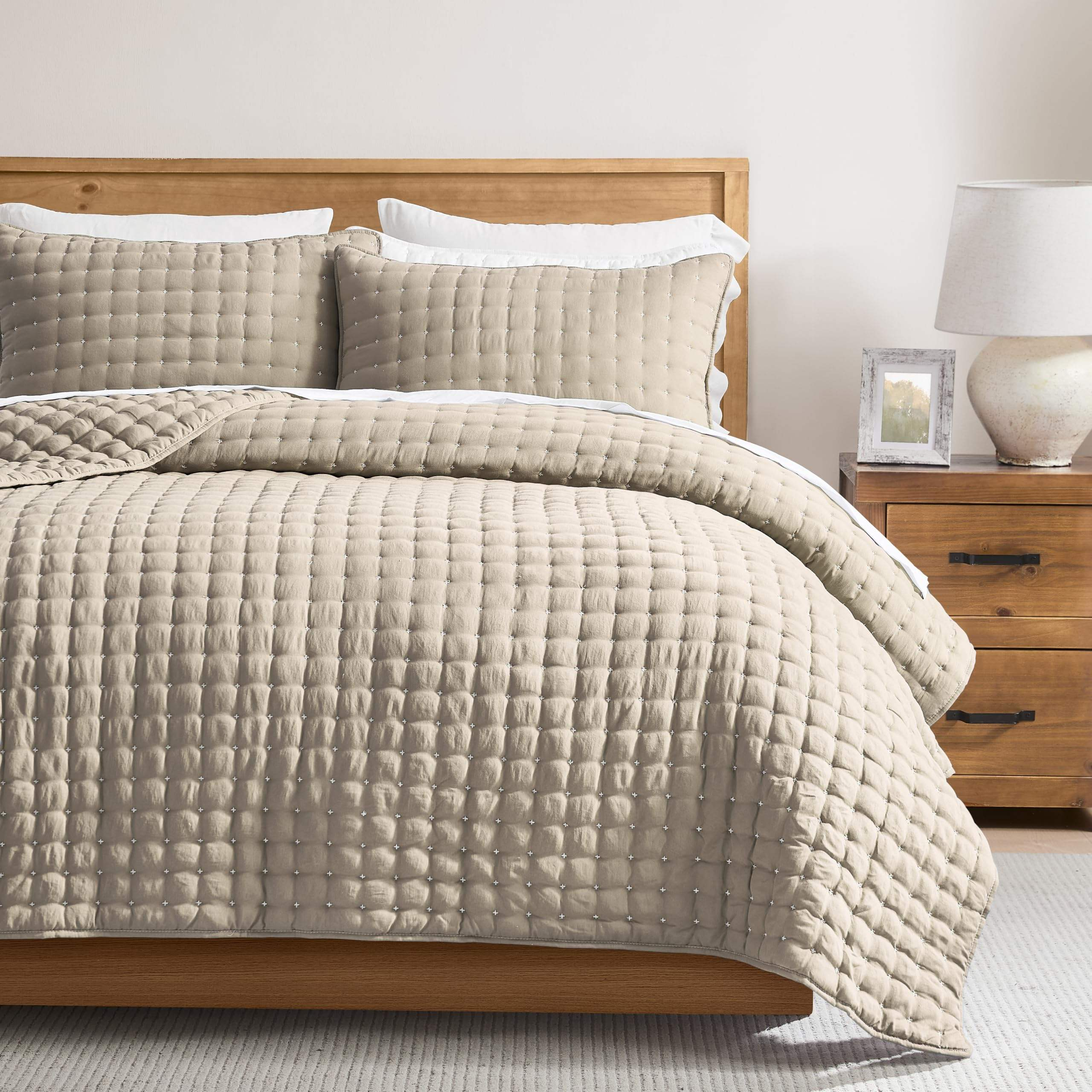 Factory Sales 100% Polyester Embroidery Quilt Set Cloud Soft Anti Pilling Coverlet All Season Bedding Set for Home Hotel OEM ODM