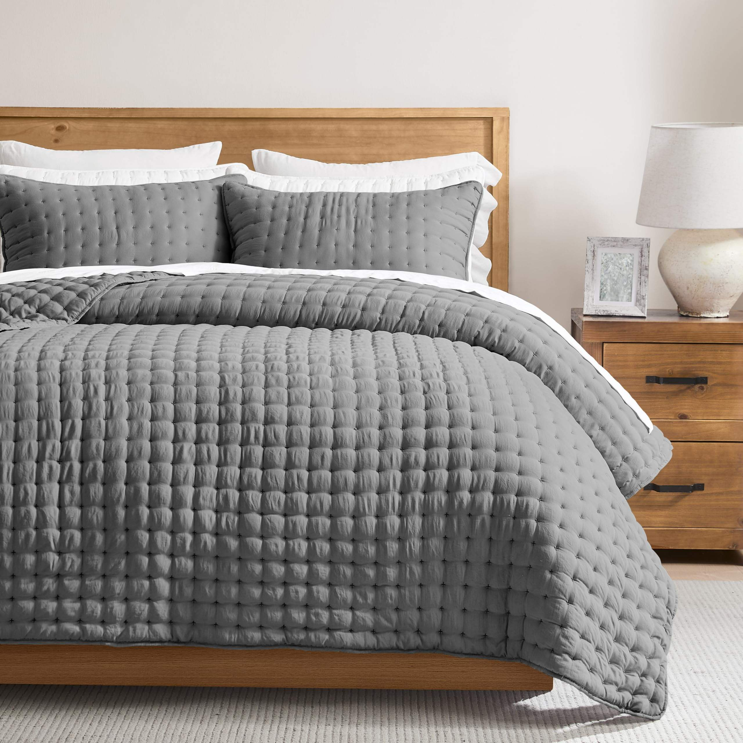 Factory Sales 100% Polyester Embroidery Quilt Set Cloud Soft Anti Pilling Coverlet All Season Bedding Set for Home Hotel OEM ODM