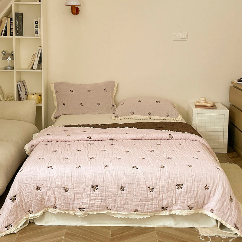 Custom OEM ODM 100 Cotton Soft Comforter Polyester Filled Cartoon Embroidery All Season Quilt Private Label Spring Autumn Quilt