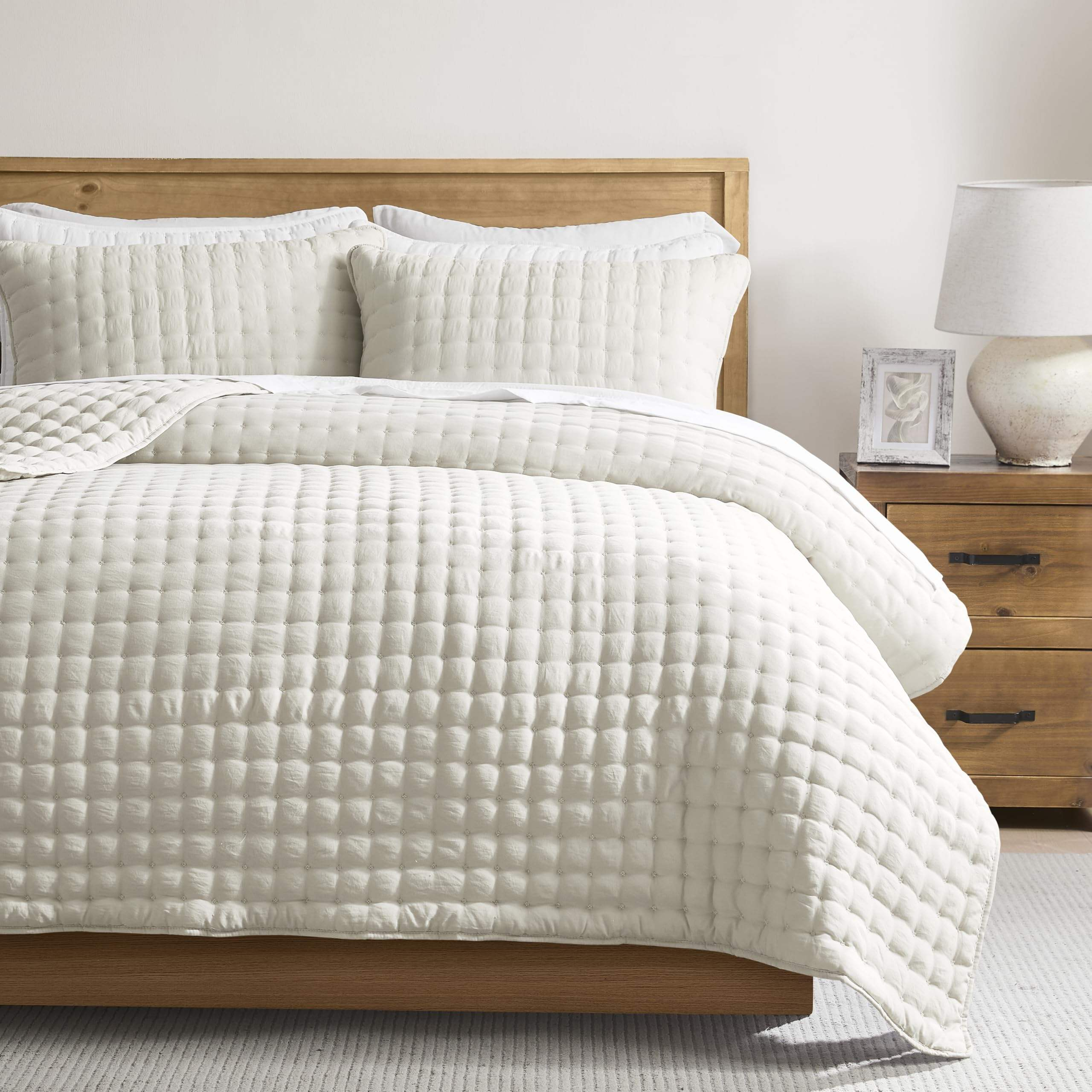 Factory Sales 100% Polyester Embroidery Quilt Set Cloud Soft Anti Pilling Coverlet All Season Bedding Set for Home Hotel OEM ODM