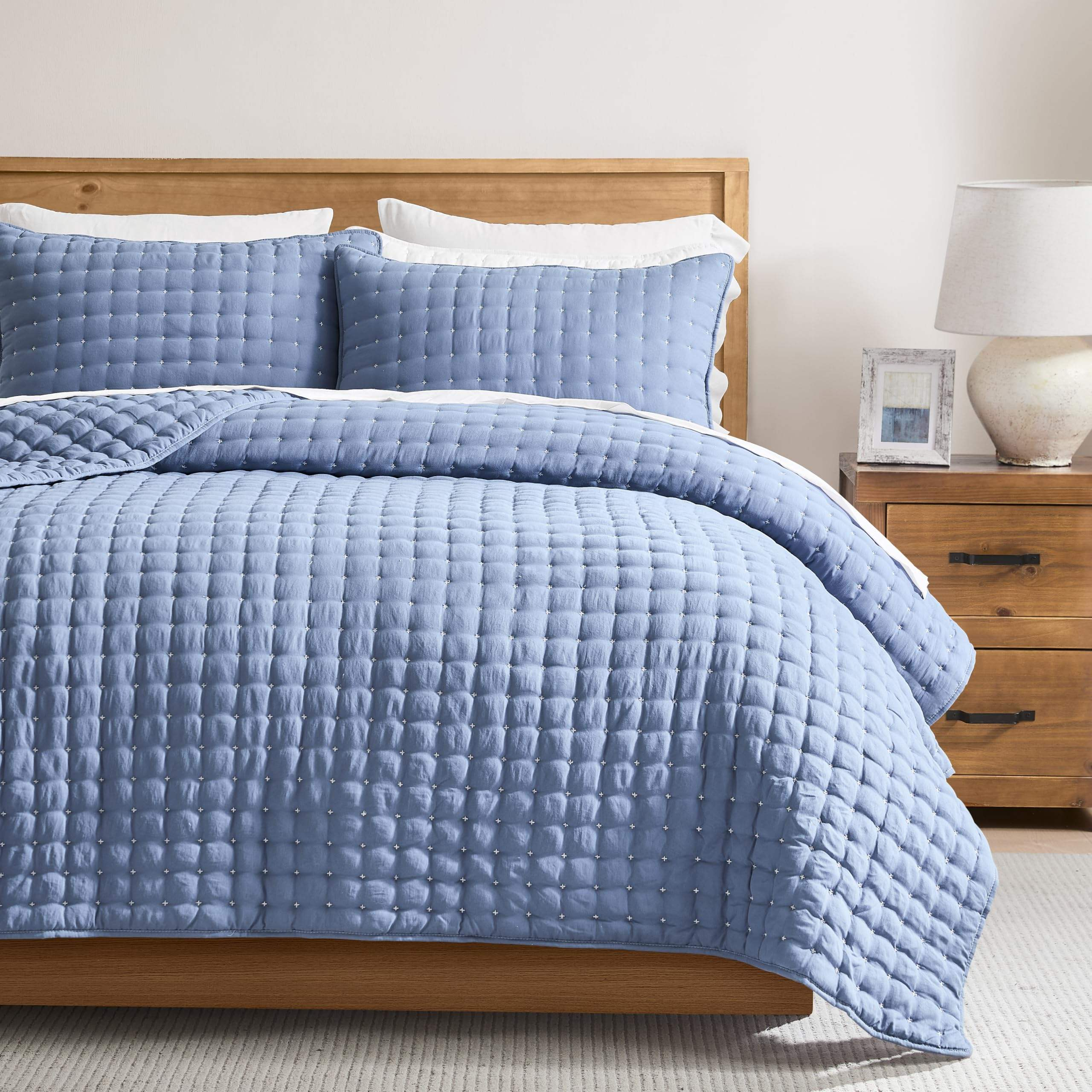 Factory Sales 100% Polyester Embroidery Quilt Set Cloud Soft Anti Pilling Coverlet All Season Bedding Set for Home Hotel OEM ODM