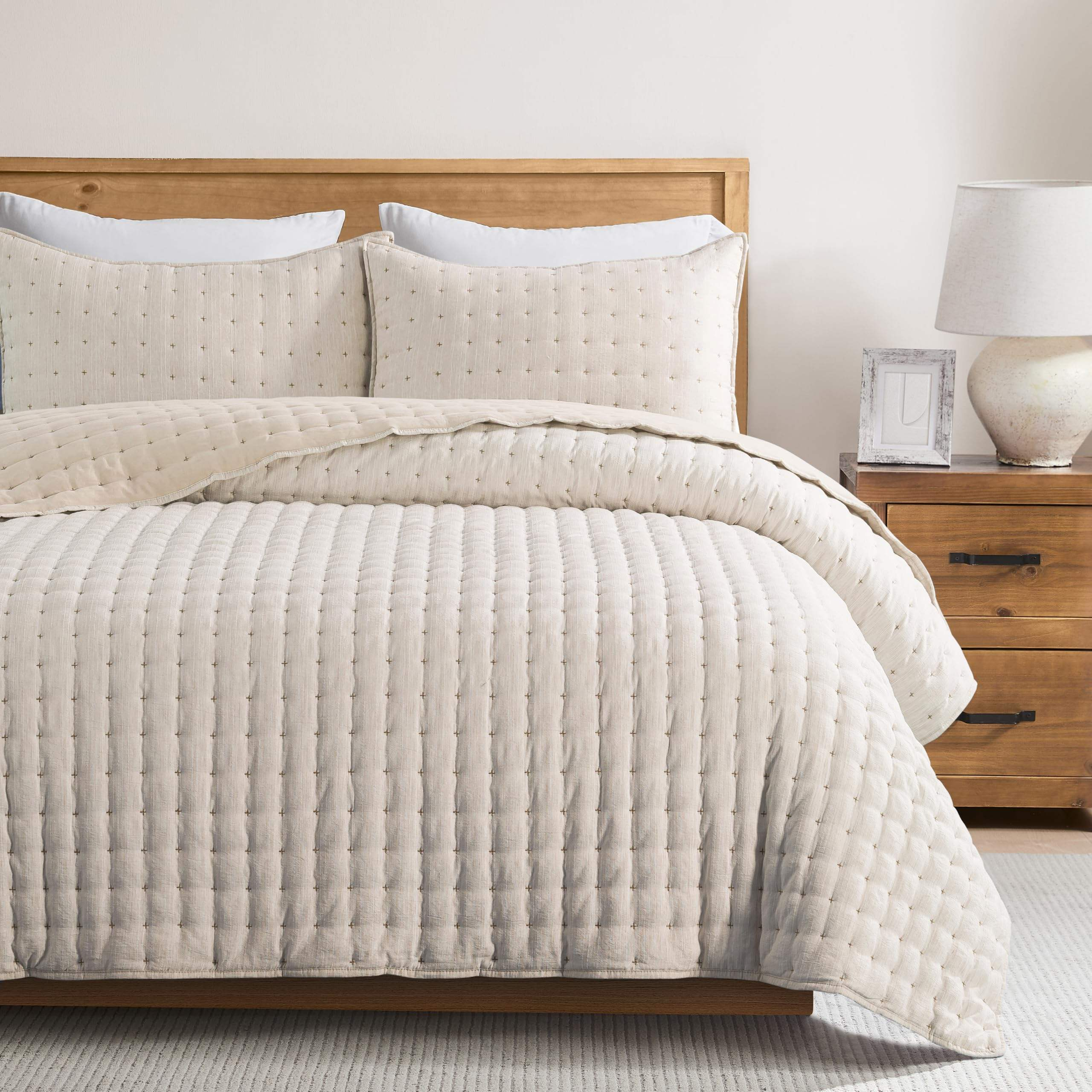 Factory Sales 100% Polyester Embroidery Quilt Set Cloud Soft Anti Pilling Coverlet All Season Bedding Set for Home Hotel OEM ODM