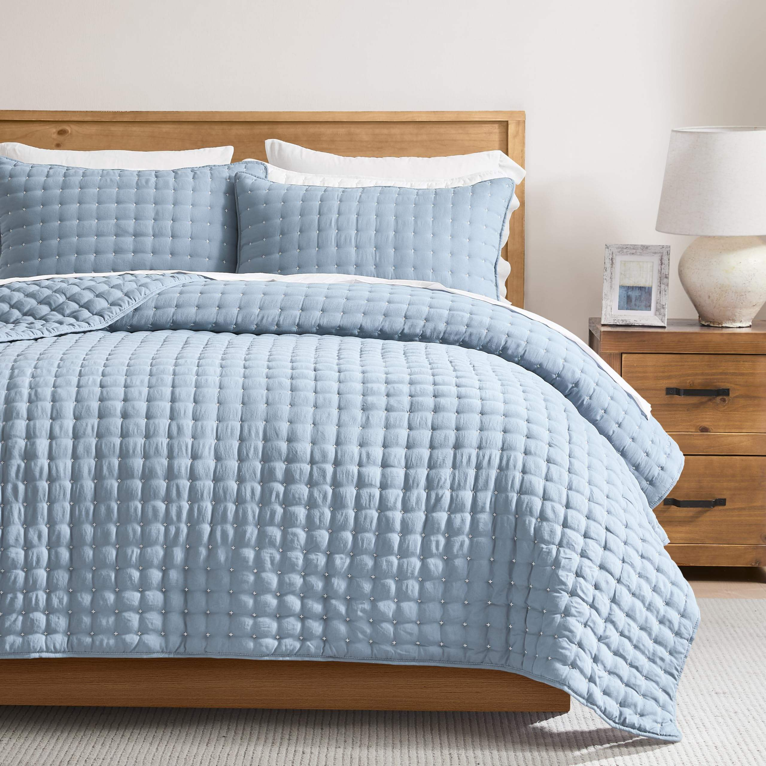 Factory Sales 100% Polyester Embroidery Quilt Set Cloud Soft Anti Pilling Coverlet All Season Bedding Set for Home Hotel OEM ODM
