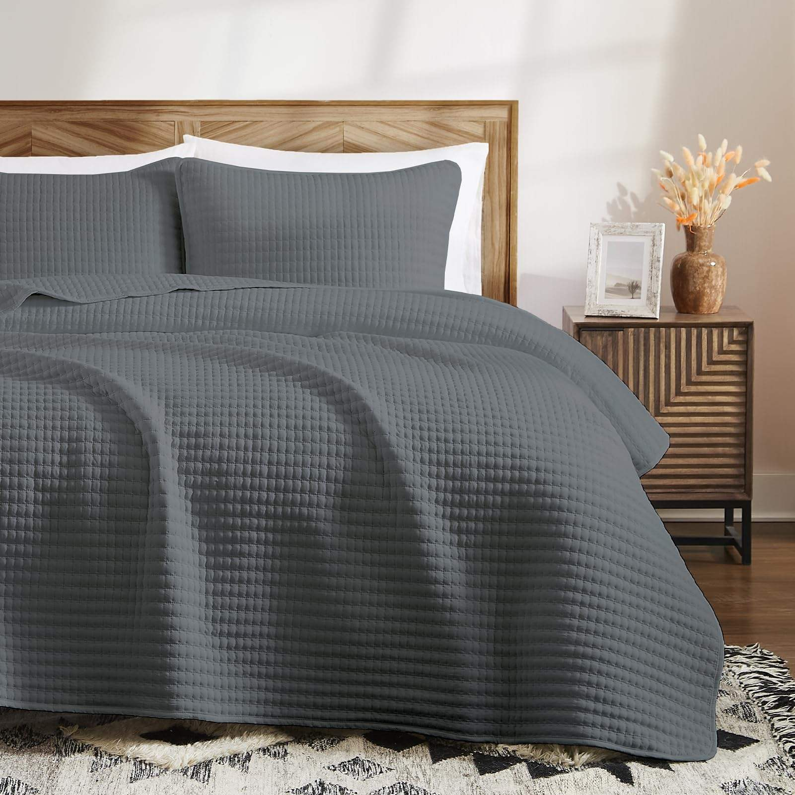 Hot Sale Factory Direct Quilt Sets Solid Color 100% Polyester Comfort Spaces All Season Lightweight Coverlet Bedspread Bedding