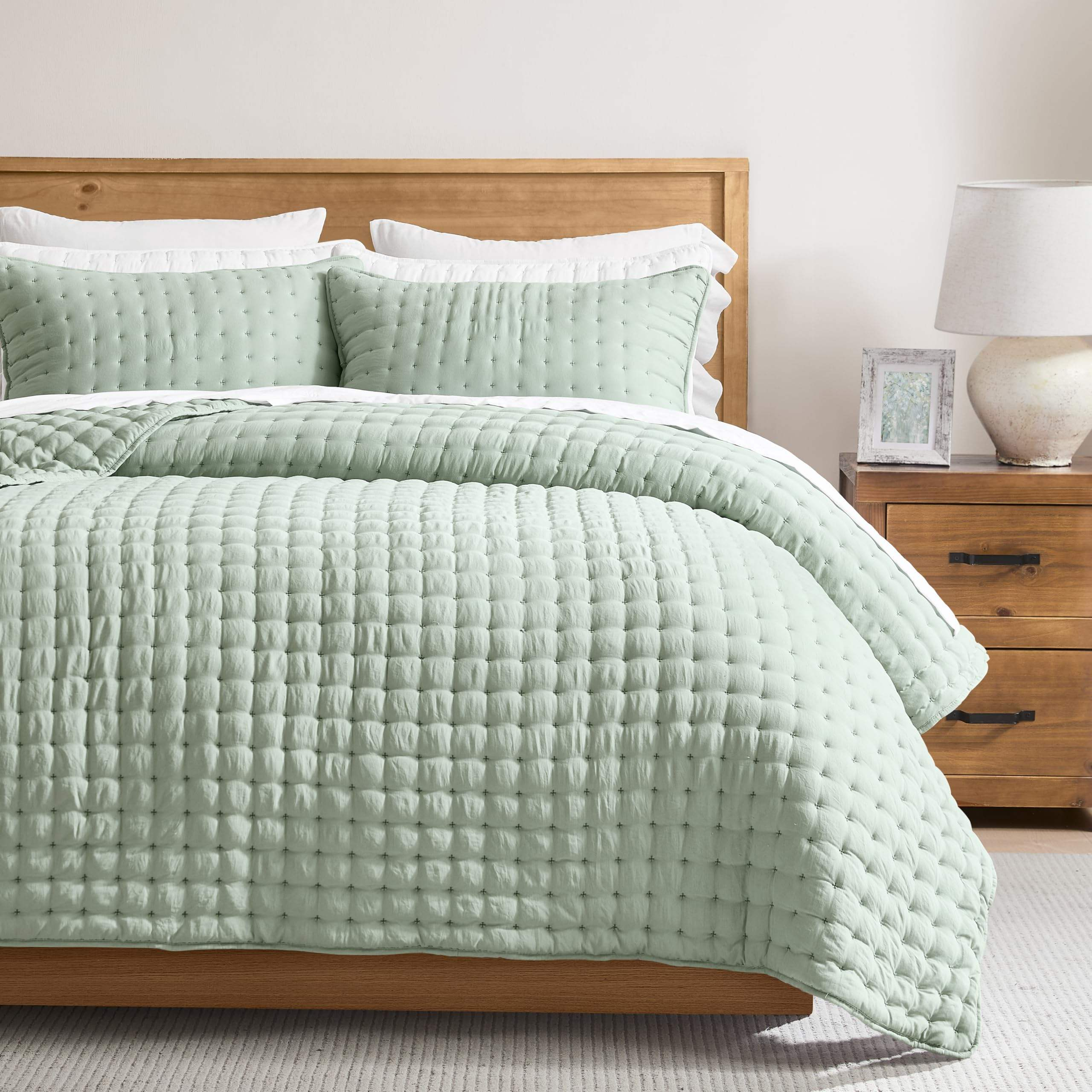 Factory Sales 100% Polyester Embroidery Quilt Set Cloud Soft Anti Pilling Coverlet All Season Bedding Set for Home Hotel OEM ODM