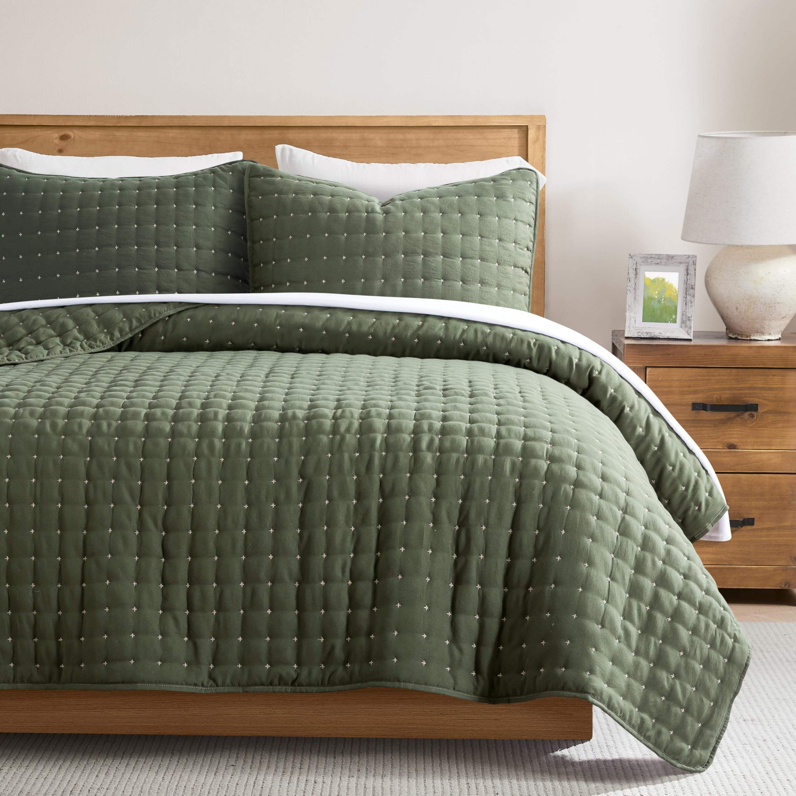 Factory Sales 100% Polyester Embroidery Quilt Set Cloud Soft Anti Pilling Coverlet All Season Bedding Set for Home Hotel OEM ODM