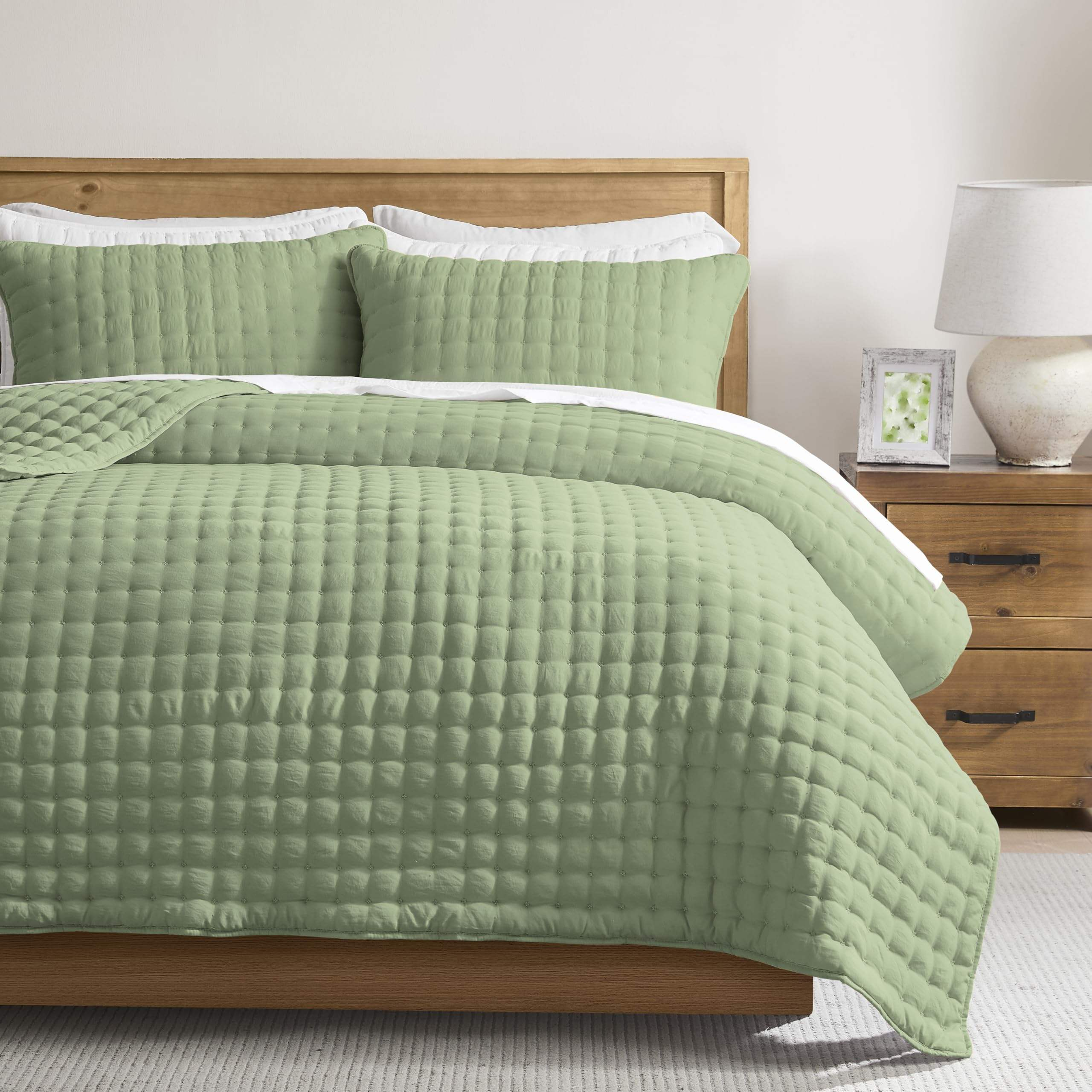 Factory Sales 100% Polyester Embroidery Quilt Set Cloud Soft Anti Pilling Coverlet All Season Bedding Set for Home Hotel OEM ODM
