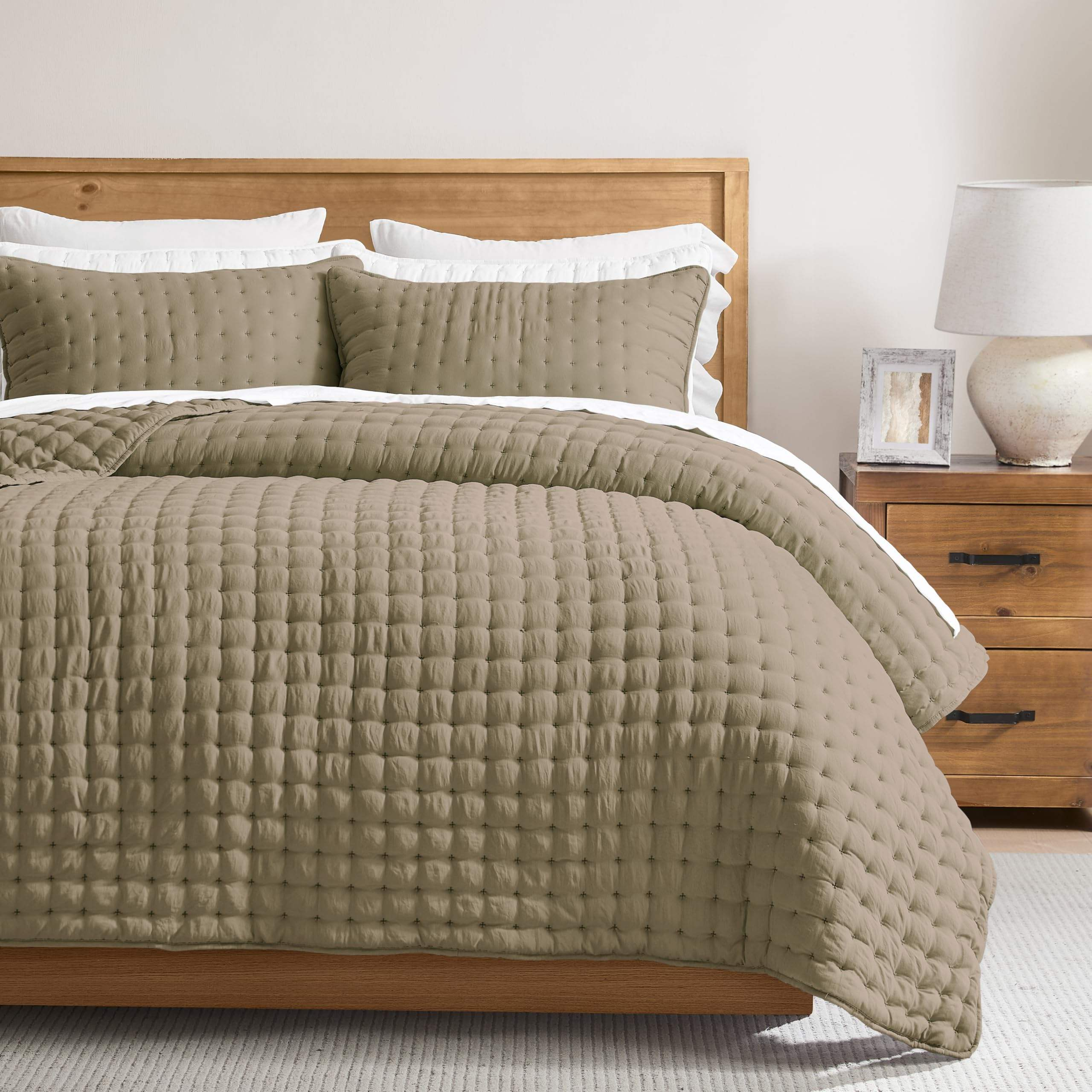 Factory Sales 100% Polyester Embroidery Quilt Set Cloud Soft Anti Pilling Coverlet All Season Bedding Set for Home Hotel OEM ODM
