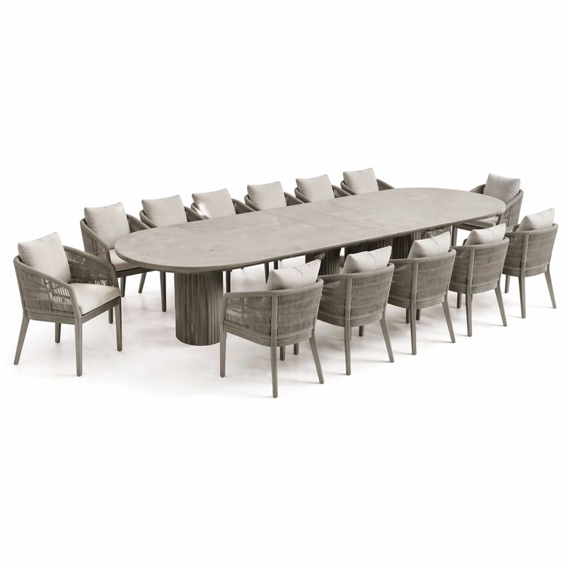 Mesa comedor exterior ovalada gris con sillas modernas