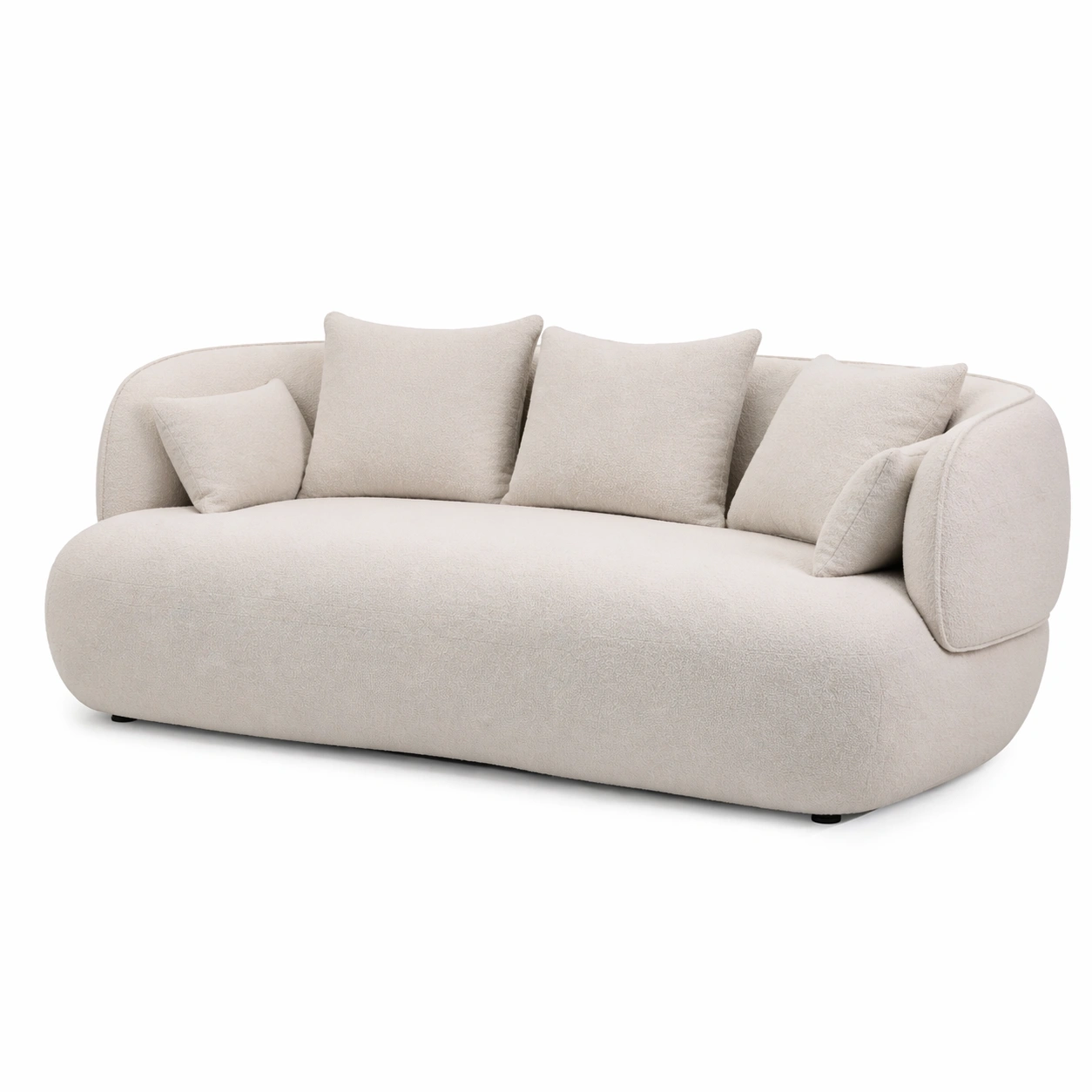 Sofa curvo minimalista tapizado en tono claro con cojines