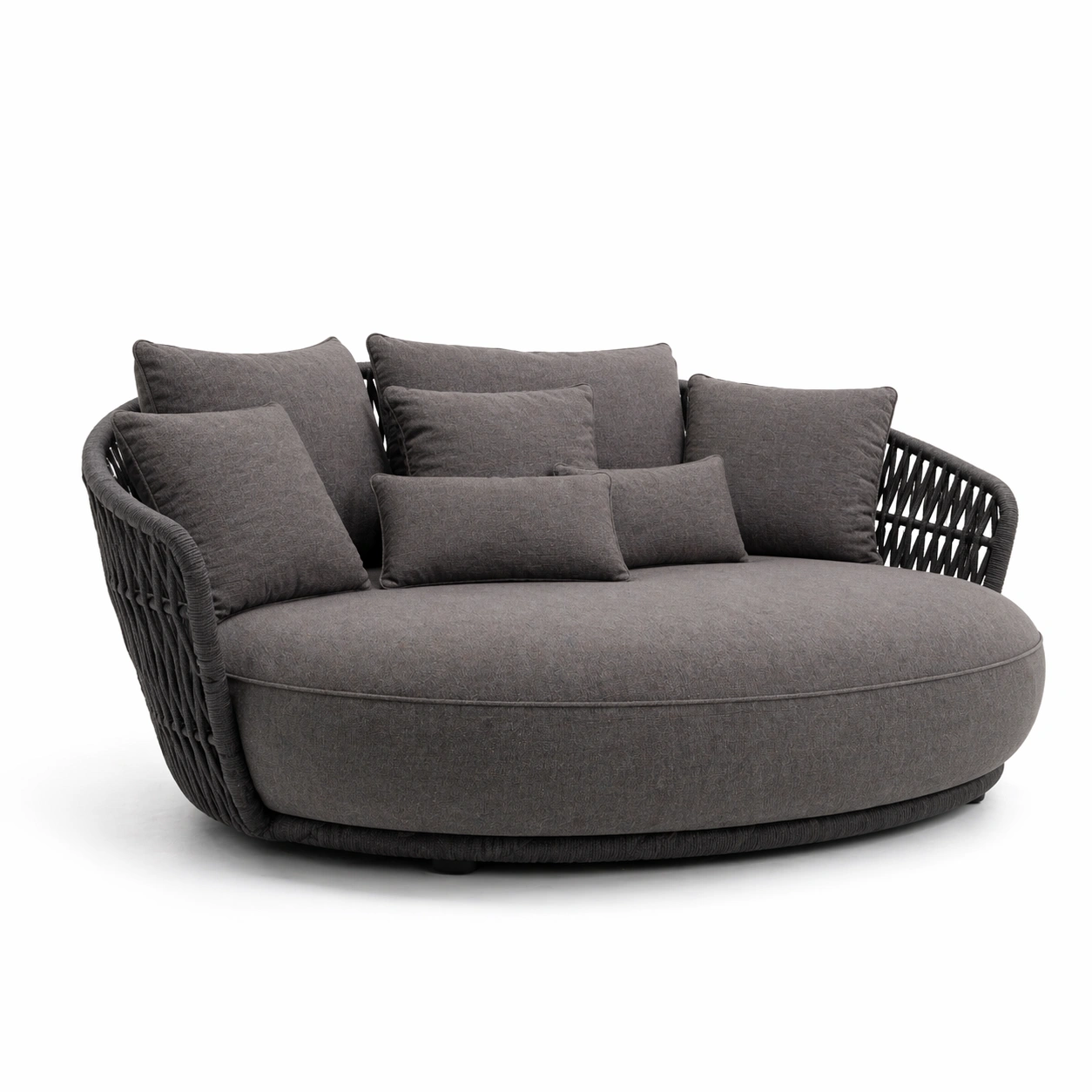 Sofa redondo exterior gris con estructura trenzada y cojines