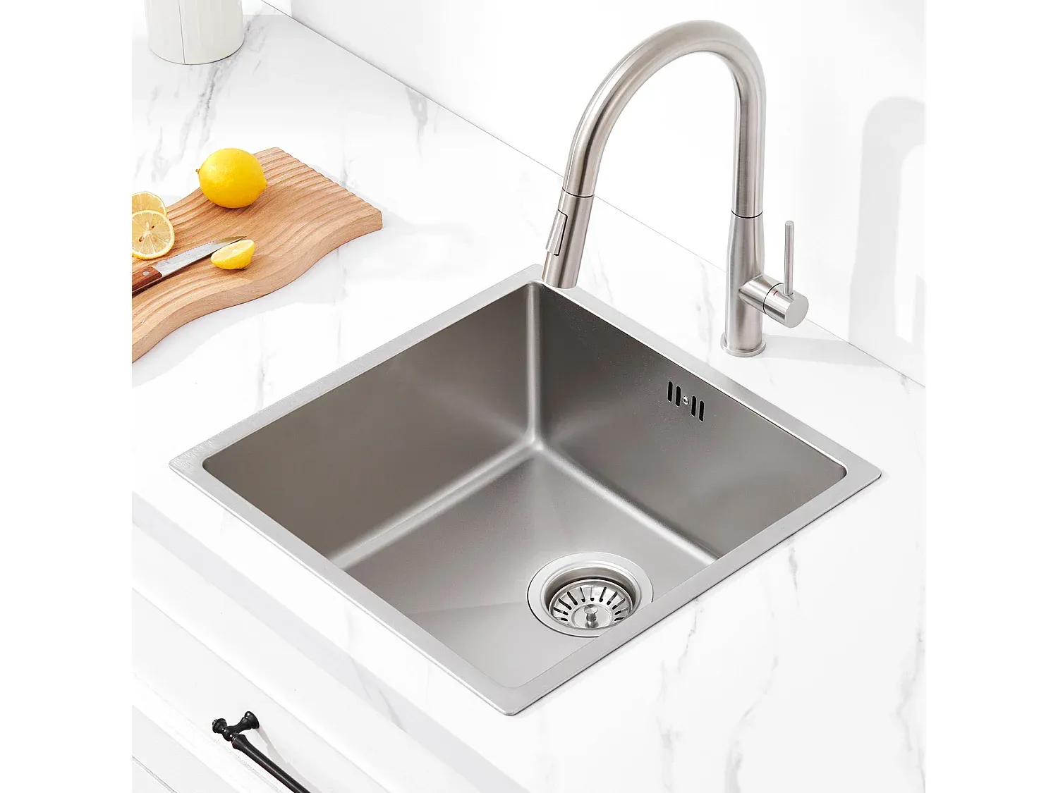 Küchenspüle aus Edelstahl mit drehbarer Armatur und ausziehbarer Brause