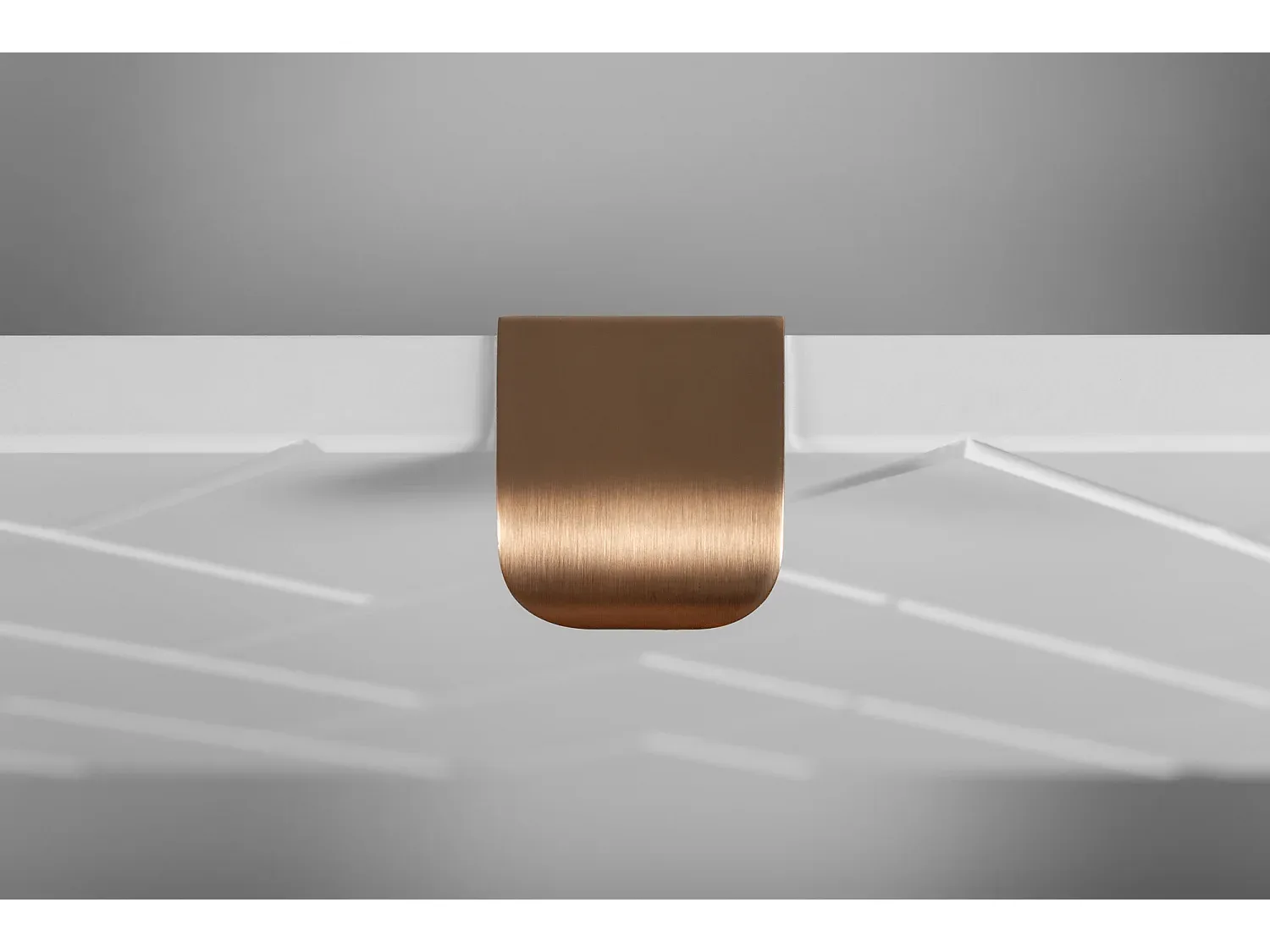 Moderner Waschtischunterschrank in Mattweiß mit goldenen Griffen