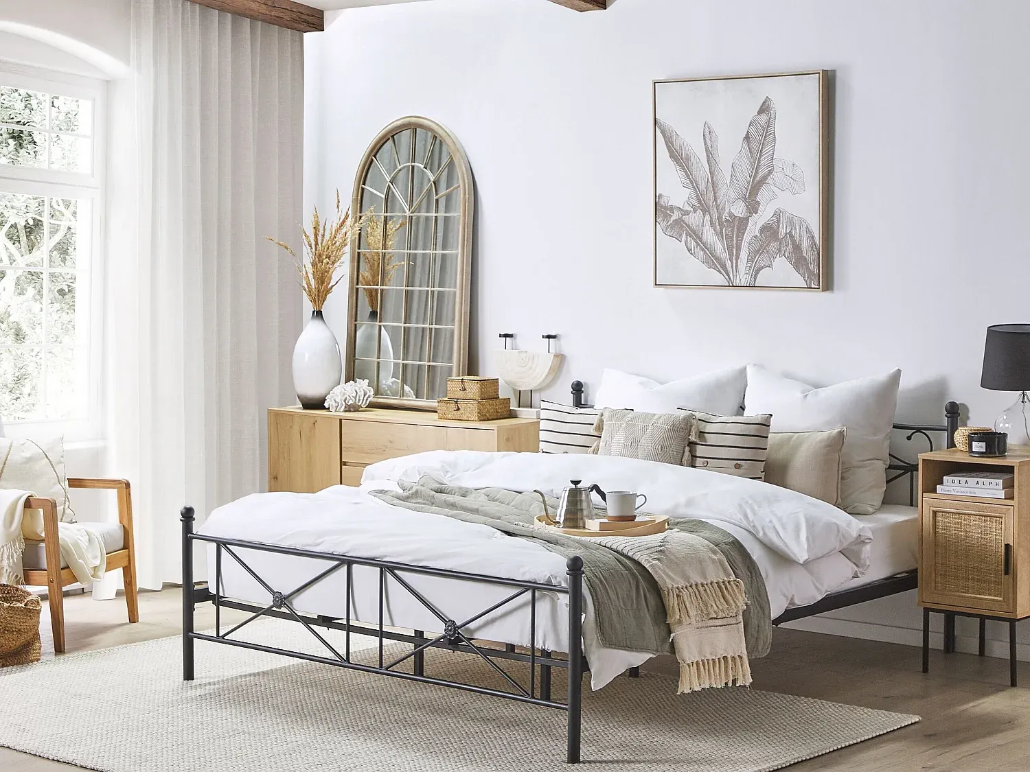 Schwarzes Metallbett mit Lattenrost 180 x 200 cm