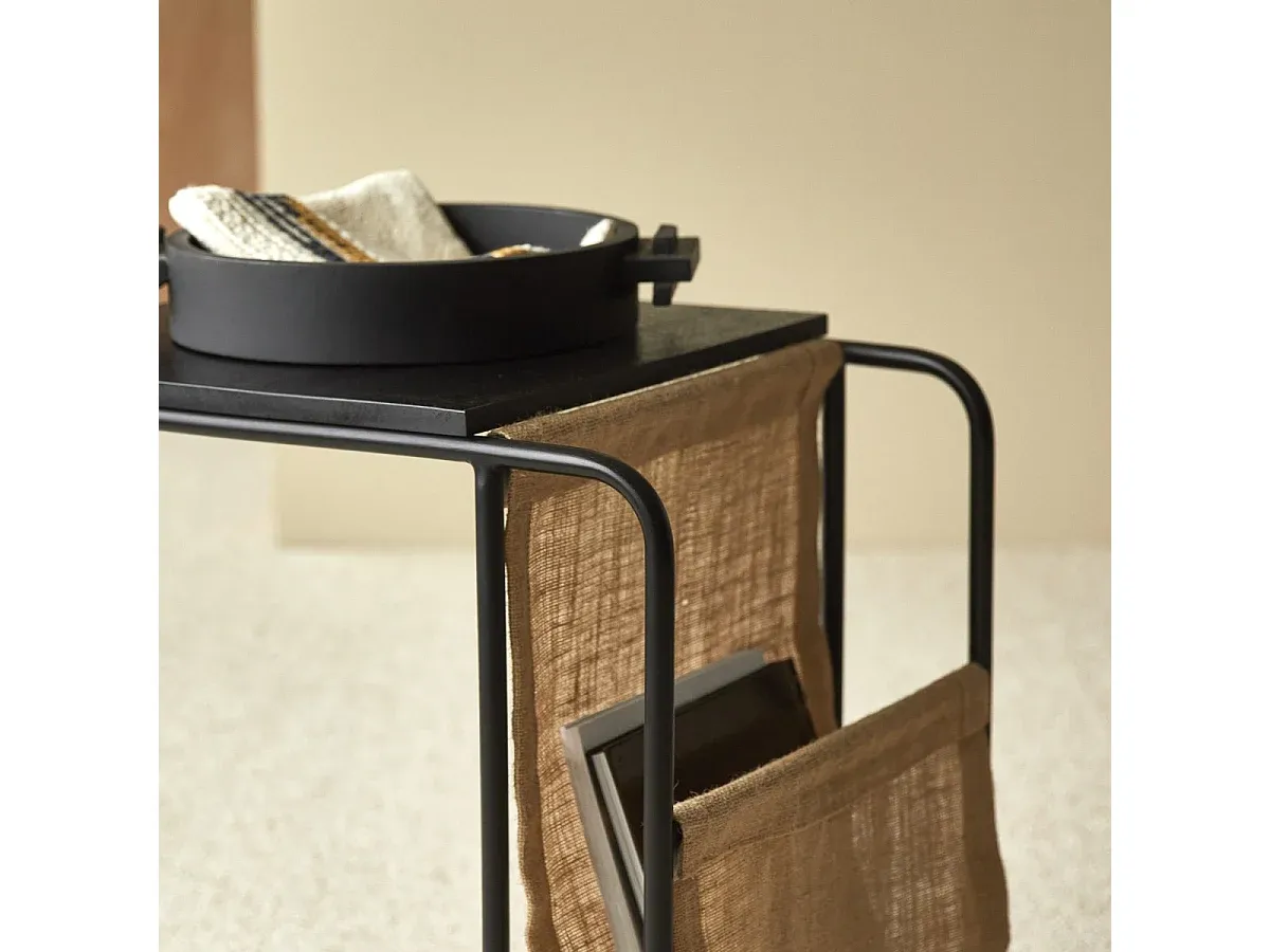 Moderner Couchtisch aus Mangoholz