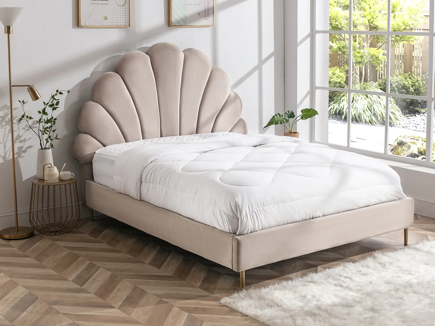 Elegantes Samtbett mit Muschel-Kopfteil, 140 x 190 cm, Beige