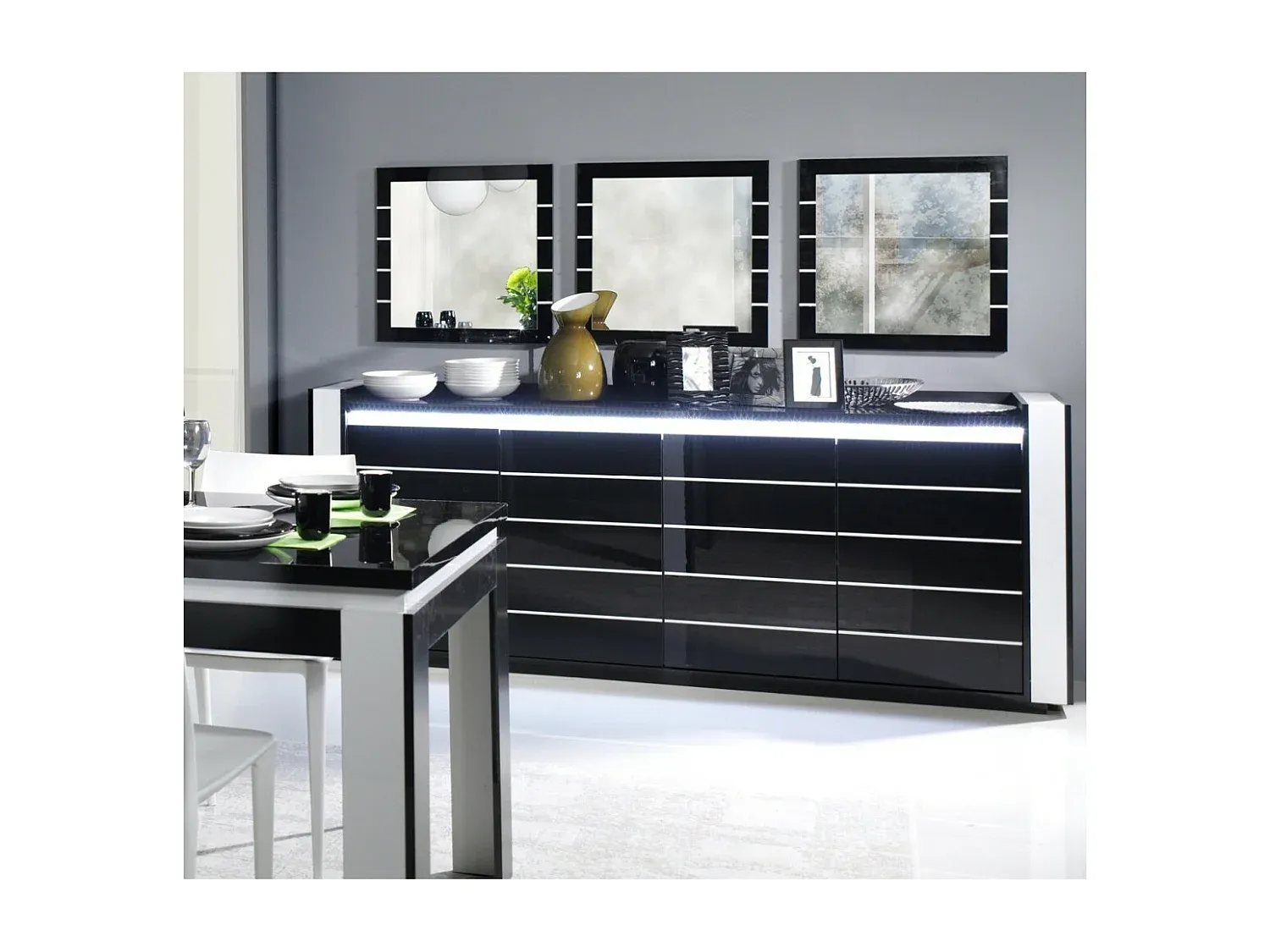 Elegantes Buffet-Set mit Spiegeln in Schwarz-Weiß