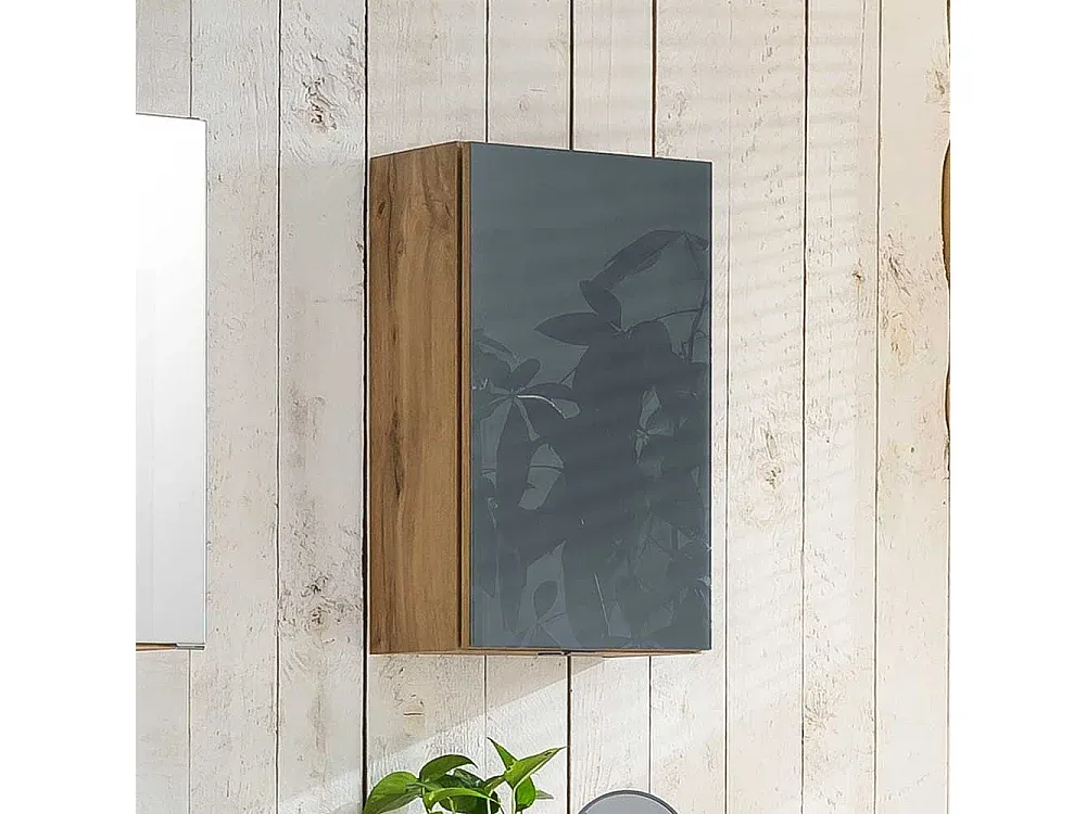 Moderner Spiegelschrank mit LED-Beleuchtung und drei Türen