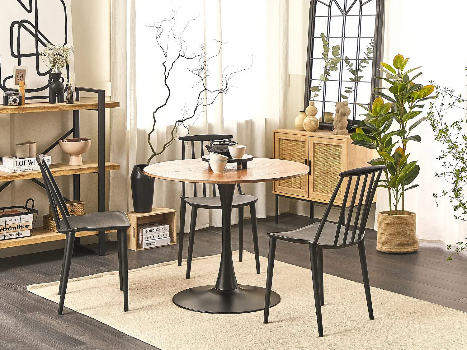Holztisch im Esszimmer mit White Wash und schwarzem industriellem Design
