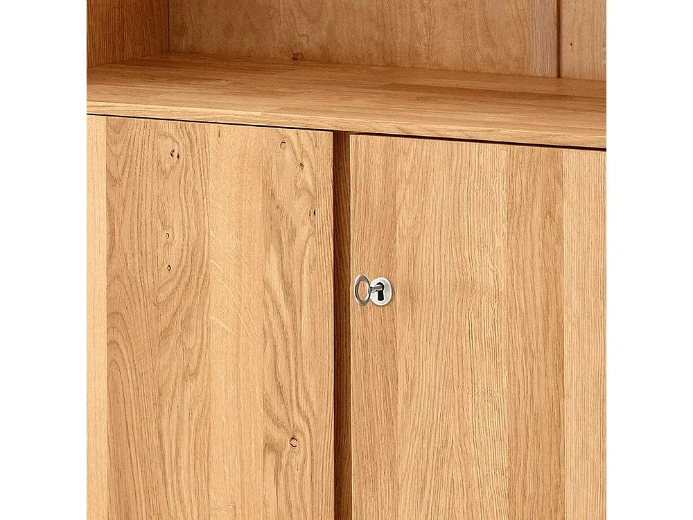 Ausziehbarer Esstisch mit weißen Holzbeinen und Betonoptik