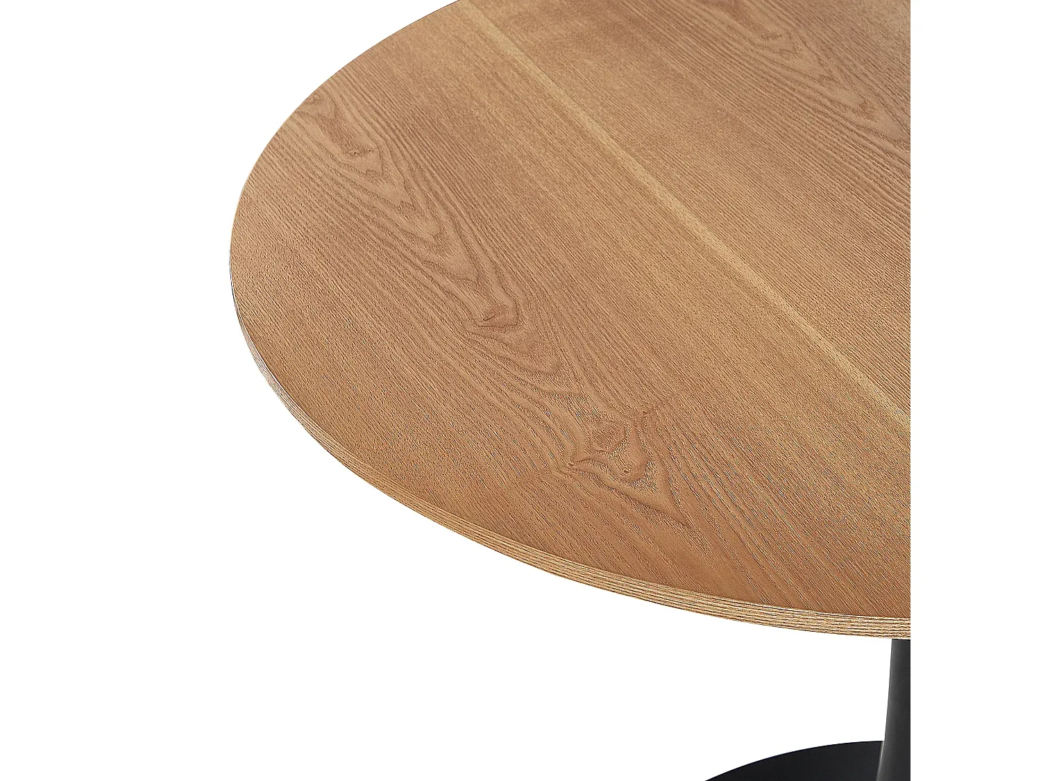 Holztisch im Esszimmer mit White Wash und schwarzem industriellem Design