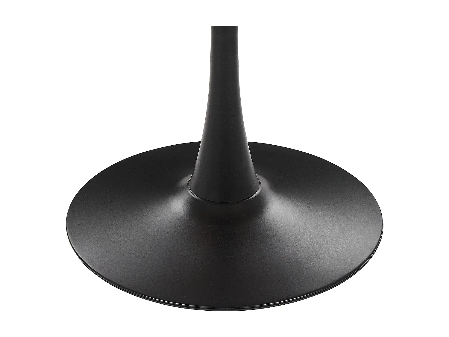 Holztisch im Esszimmer mit White Wash und schwarzem industriellem Design