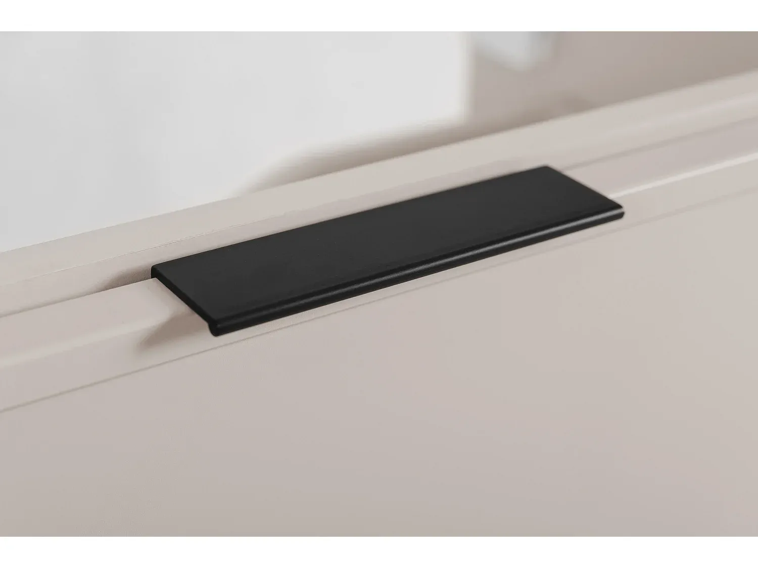 Moderner Waschbeckenschrank mit goldenen Griffen, 60x57x46 cm, weiß