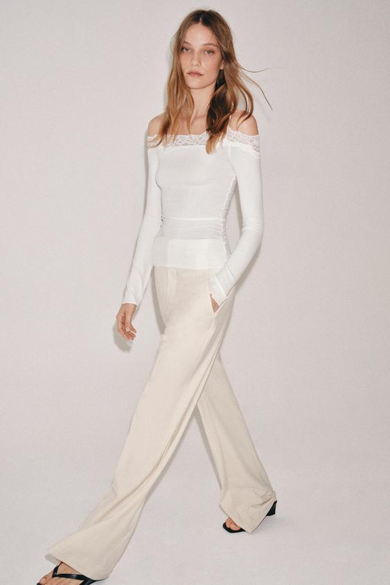 T-SHIRT WITH BARE SHOULDERS