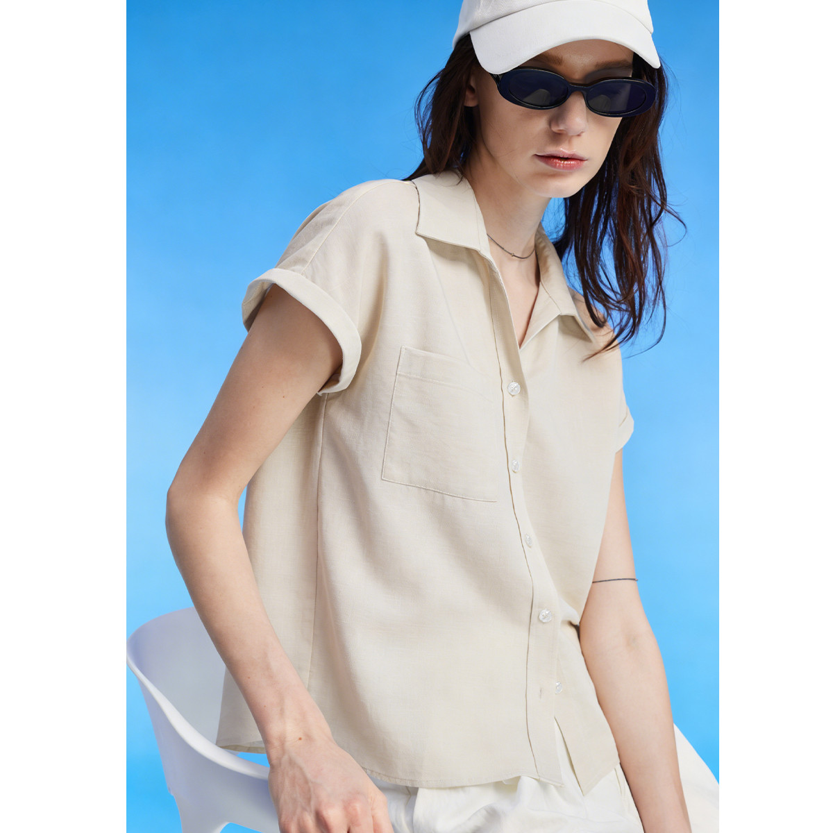 Short-sleeve shirt with integrated sleeves