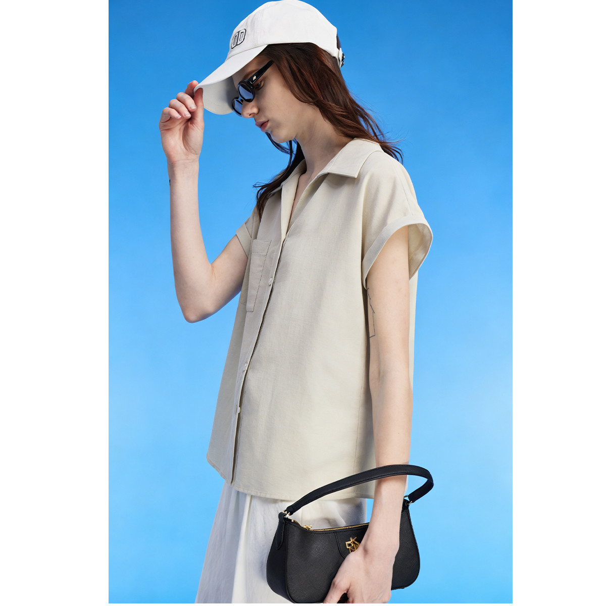 Short-sleeve shirt with integrated sleeves