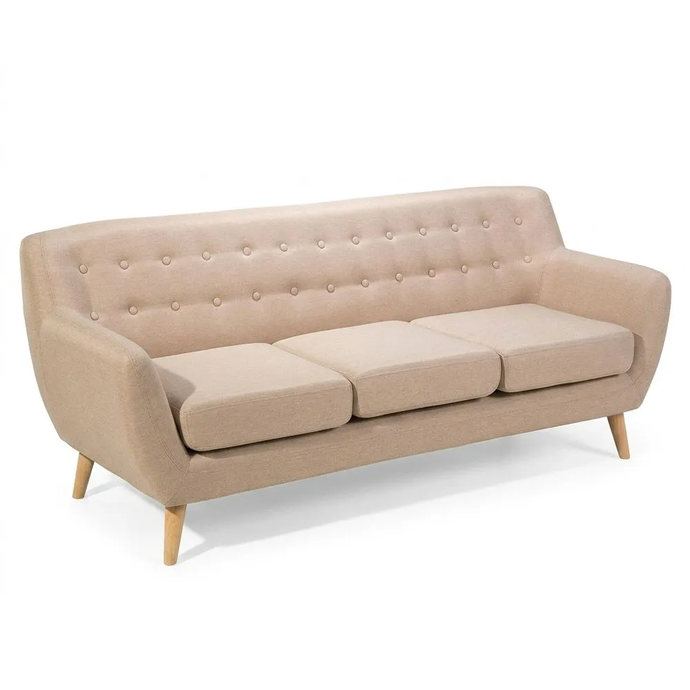 Sofá de 3 plazas beige con respaldo capitoné, patas de madera y cojines gruesos estilo escandinavo