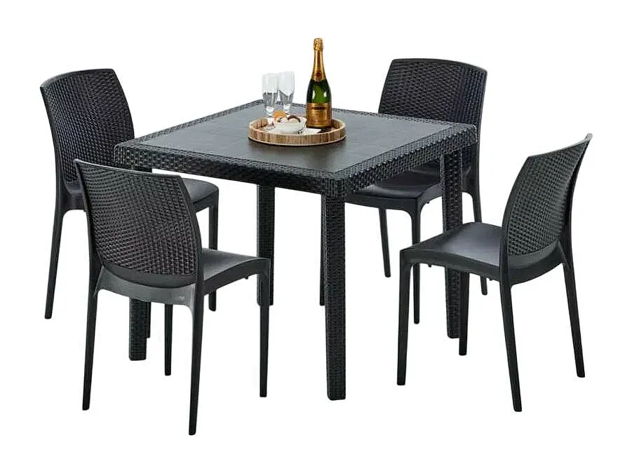 Quadratischer Tisch mit 4 bunten Stühlen für Außenbereich