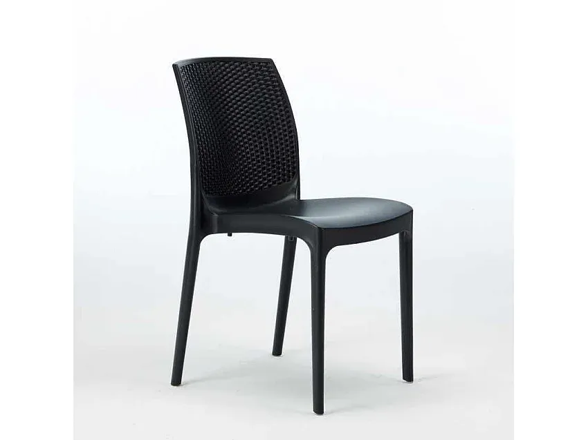 Quadratischer Tisch mit 4 bunten Stühlen für Außenbereich