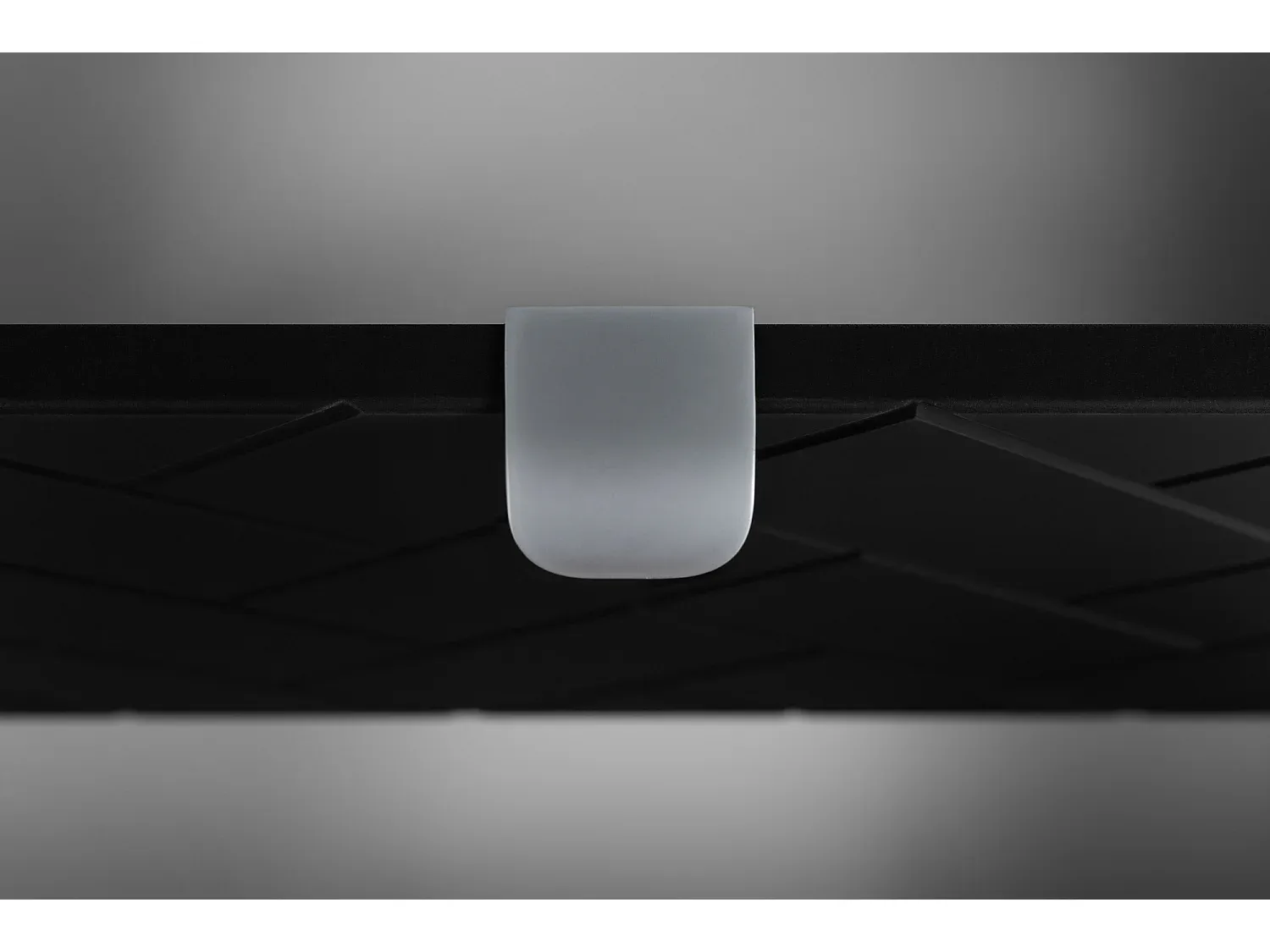 Modernes Badezimmermöbelset in Mattschwarz mit silbernen Griffen