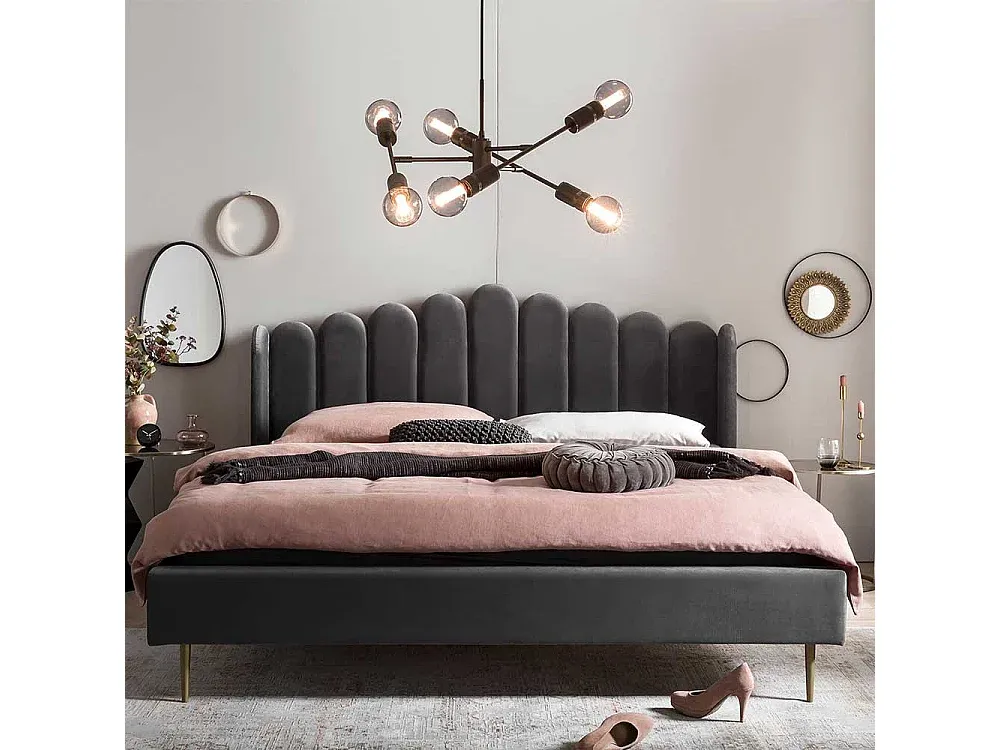 Elegantes Samtbett in Grau mit Metallrahmen