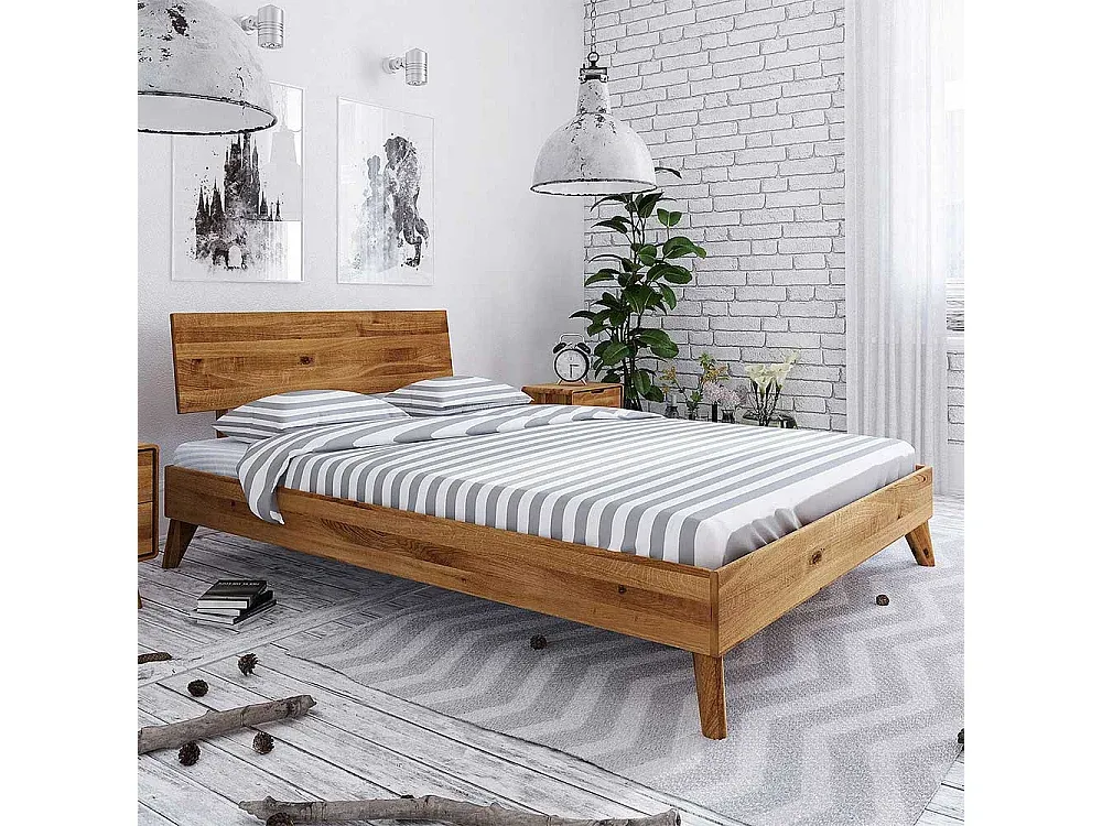 Massivholzbett aus Wildeiche mit niedrigem Fußteil