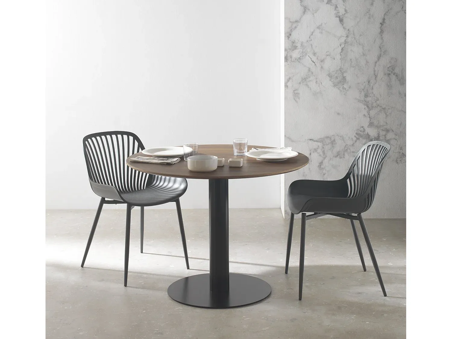 Runder Esstisch aus Nussbaum mit schwarzem Metallfuß