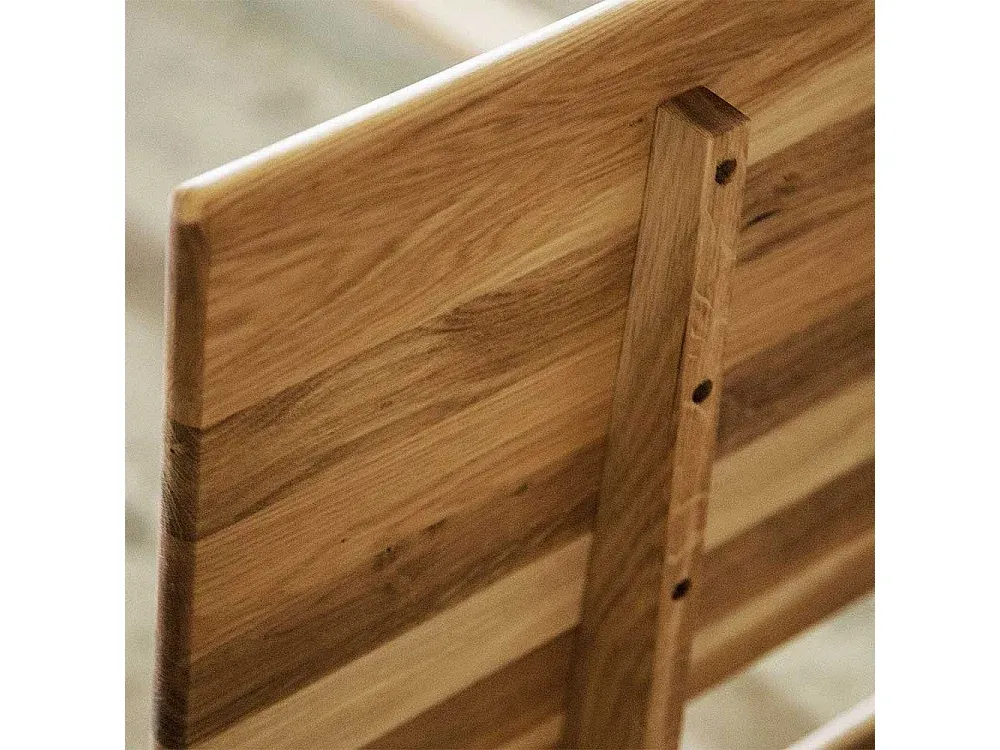 Massivholzbett aus Wildeiche mit niedrigem Fußteil