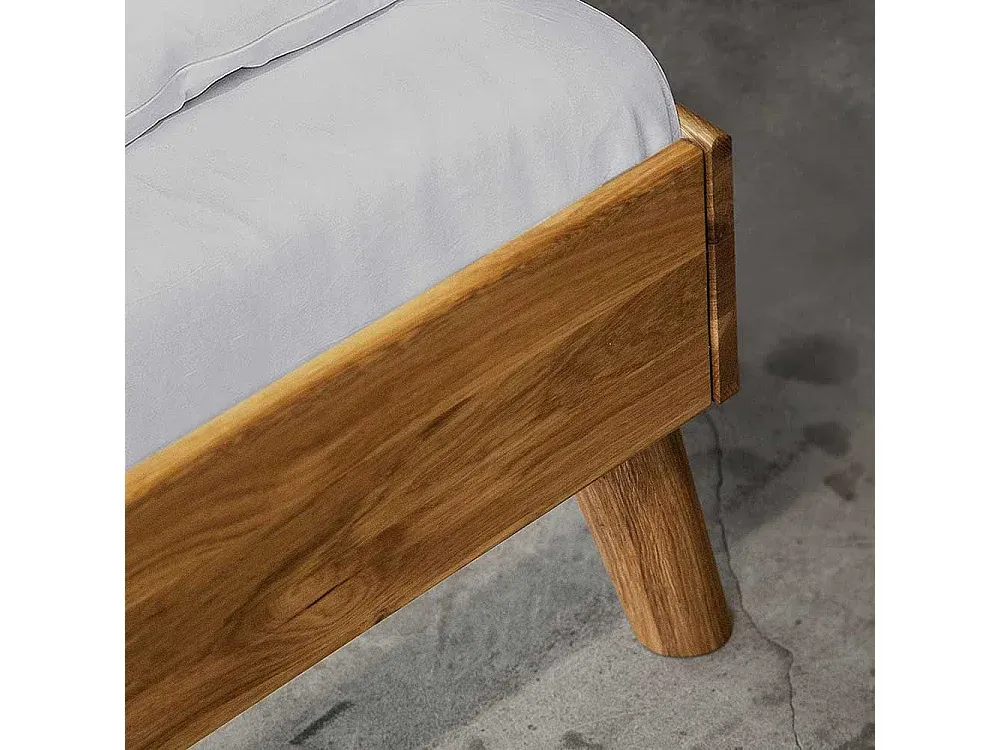 Massivholzbett aus Wildeiche mit niedrigem Fußteil