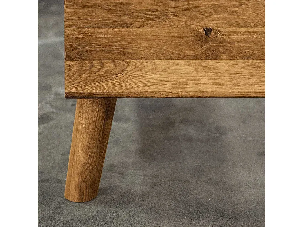 Massivholzbett aus Wildeiche mit niedrigem Fußteil