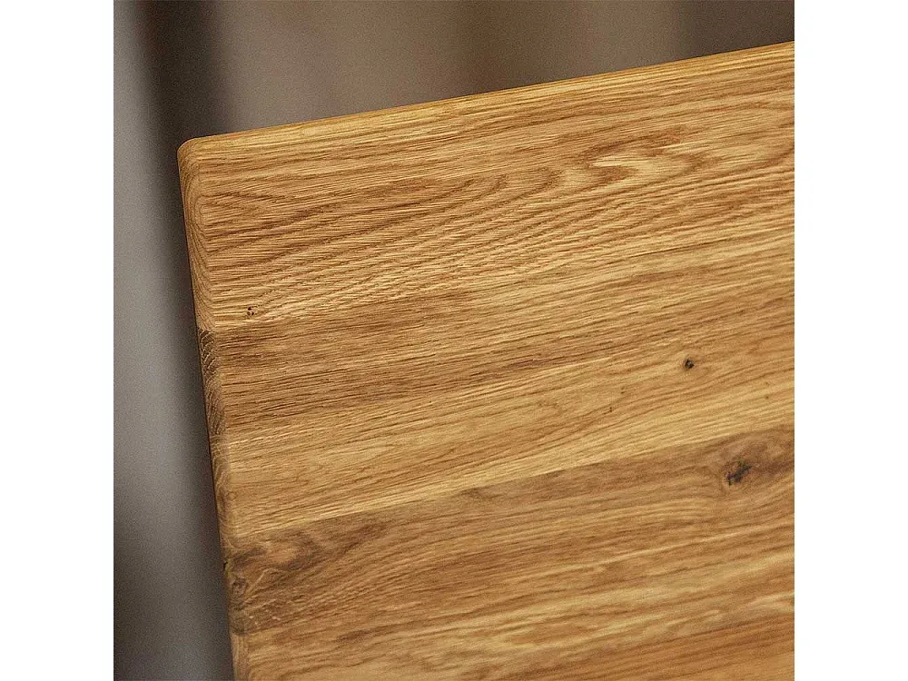 Massivholzbett aus Wildeiche mit niedrigem Fußteil