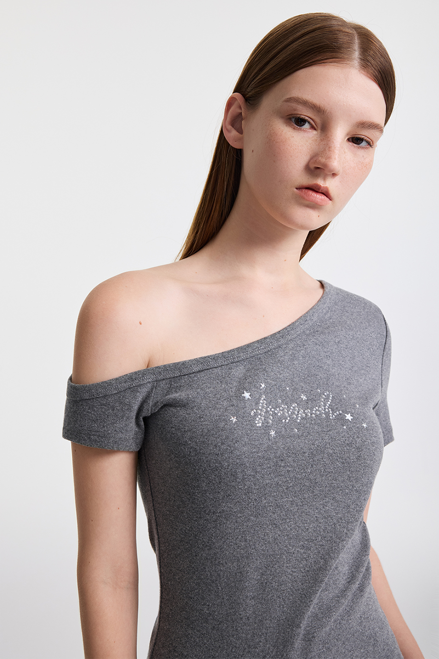 Fitted Off-Shoulder Graphic Tee|yescci-YESCCI.com