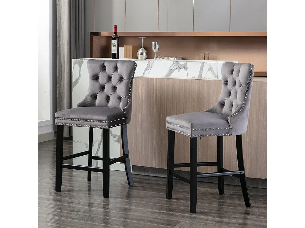 Elegante Barhocker mit Holzbeinen und Samtbezug, beige